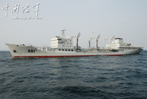 被稱為「中華補給第一艦」的中國第一代大型遠洋綜合補給艦「洪澤湖艦」，在歷經服役長達38年後，於2018年9月6日正式退役。（圖／翻攝自中國海軍）