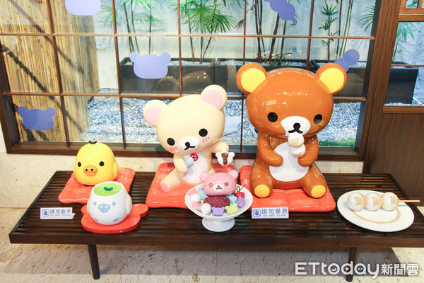 ▲拉拉熊茶屋台南店開箱　到處可見拉拉熊與小白熊正在吃美食。（圖／記者黃士原攝）