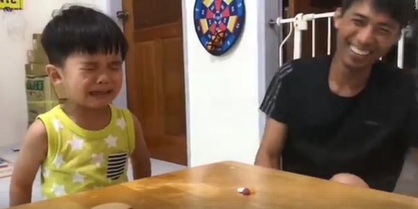 3歲童哭：不要餅乾啦！淘氣爸玩遊戲「出老千」　猜拳被兒女反將一軍。（圖／蕭媽媽授權提供）