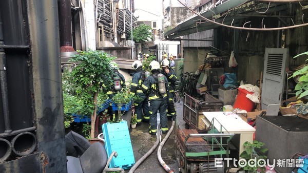▲▼台灣銀行地下室傳出火煙，消防人員迅速抵達協助滅火。（圖／記者趙永博攝）