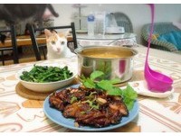 ▲工作一半...忽有「龐然厚物」壓過來！網笑：絕對是阿嬤養的。（圖／網友Bibi Kuan提供，請勿隨意翻拍，以免侵權。）