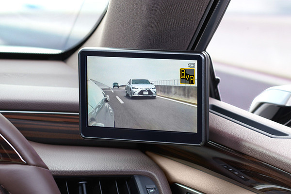 ▲▼又是日本獨有!　Lexus ES搭載「虛擬後視鏡」安全加倍。（圖／翻攝自Lexus）