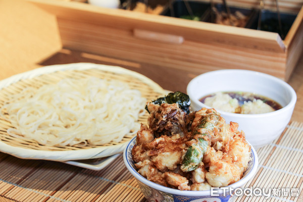 ▲稻庭烏龍麵與天丼一次滿足　金子半之助中港店、A8店才有 。（圖／記者黃士原攝）