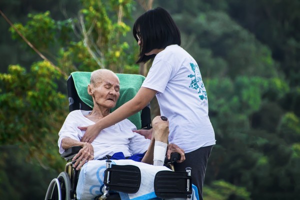 ▲▼▲台灣正式進入高齡社會，長期照顧失能患者的家庭，除了日常陪伴照護，在管灌產品的選擇上更得仔細。（圖／示意圖／Pexels）