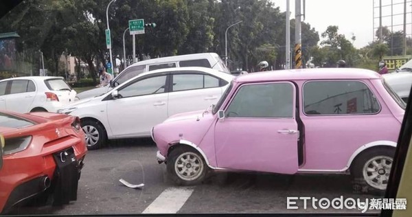 ▲▼ 粉紅色MINI 奧斯丁小車疑似變換車道，先是與計程車發生擦撞，又撞上法拉利紅鬃烈馬。（圖／記者翁聖勳翻攝）