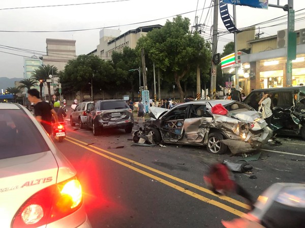 ▲▼南投送磚車車禍。（圖／翻攝爆料公社）