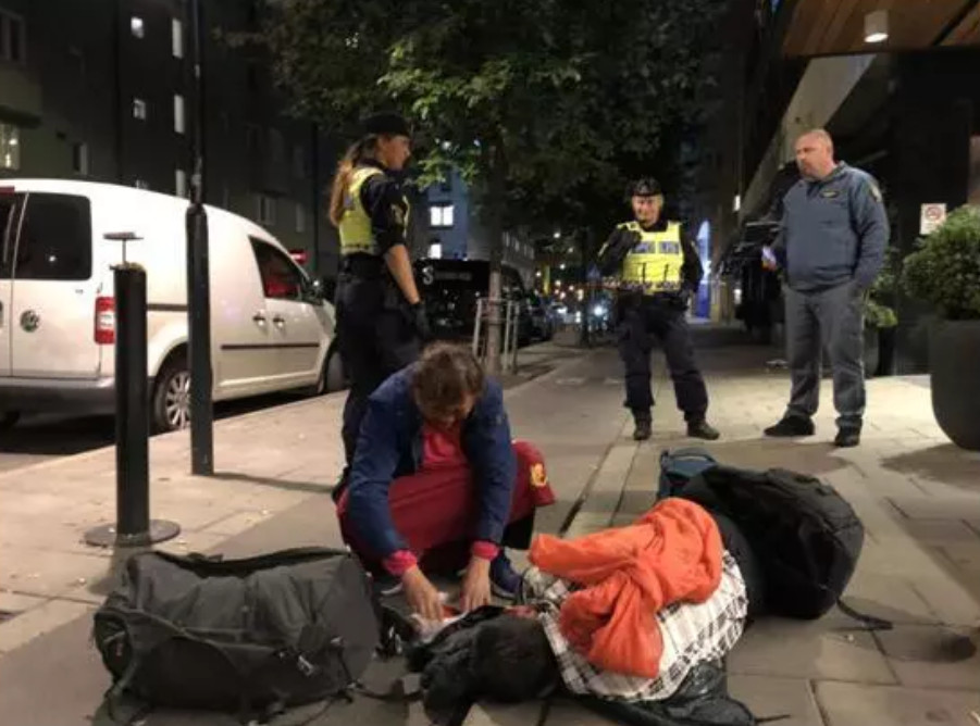 ▲▼陸客被瑞典警方拖出酒店扔在路上。（圖／翻攝自央視新聞／同下）