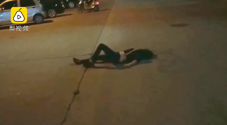 ▲江蘇鹽城一名美女酒醉倒在路中間。（圖／翻攝自梨視頻）