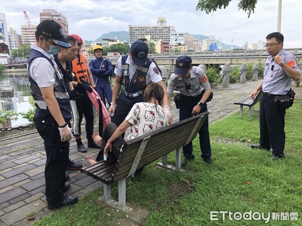 ▲▼女子跳河輕生被救起，家屬到場氣憤動粗。（圖／記者宋德威攝，下同）