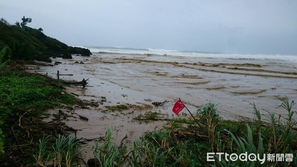 ▲山竹颱風外圍環流，山區下大雨，墾丁南灣水域混 濁。（圖／記者陳崑福攝、翻攝  ）