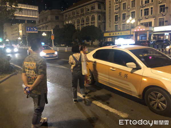 ▲▼在湖北武漢漢口江灘附近攔出租車（計程車）的乘客。（圖／陸媒記者王卓提供）
