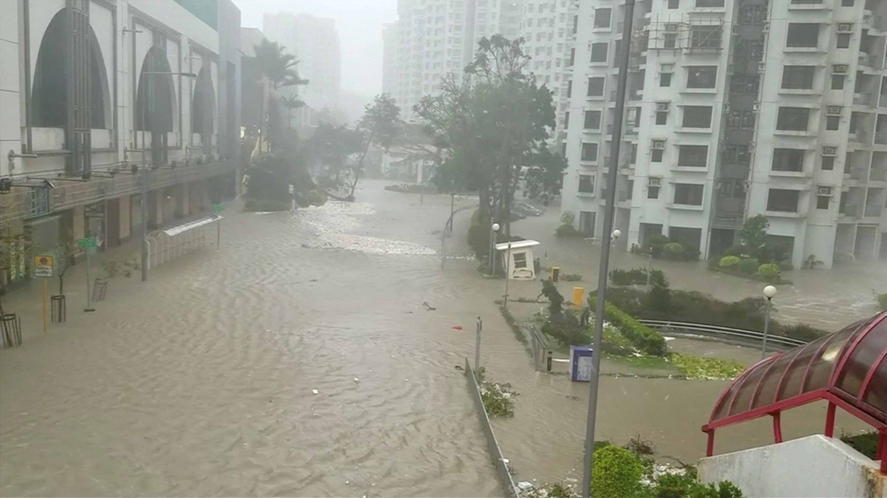 ▲▼山竹颱風「小海嘯」海水倒灌，香港淹水災情嚴重。（圖／路透社）