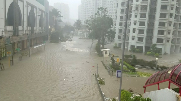 ▲▼山竹颱風「小海嘯」海水倒灌，香港淹水災情嚴重。（圖／路透社）
