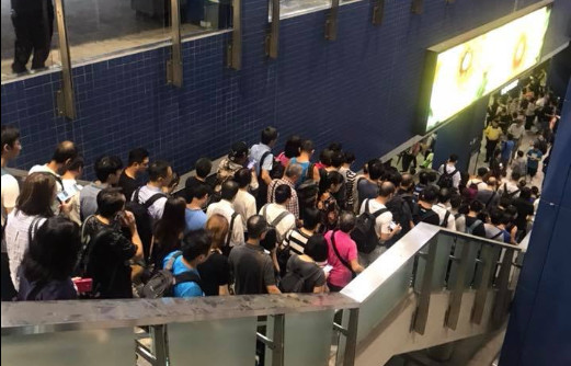 ▲▼香港地鐵擠滿了人。 （圖／翻攝自香港突發事故報料區）