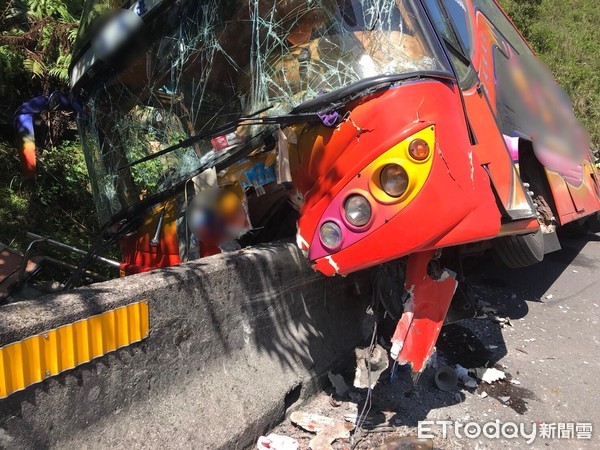 ▲ 遊覽車台62線瑪陵匝道自撞　司機稱不熟路況走錯路。（圖／記者郭世賢翻攝）