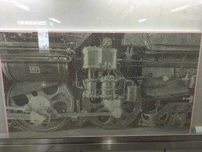 黑白列車照近看竟是車票屑　站務員完成神作累癱　展出秒宣告引退