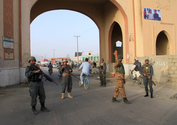 ▲▼阿富汗警察在加茲尼市的一個檢查站守望。（圖／路透）