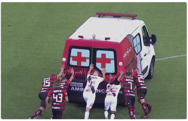 ▲救護車熄火，兩隊球員幫忙推。（圖／翻攝自推特／@JogaBonito_USA）