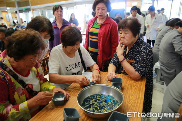▲中秋節一定要吃月餅? 「藍晨柚香凍」低熱量兼養皮膚。(圖/花蓮慈濟提供)