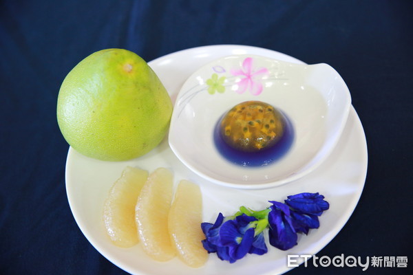 ▲中秋節一定要吃月餅? 「藍晨柚香凍」低熱量兼養皮膚。(圖/花蓮慈濟提供)