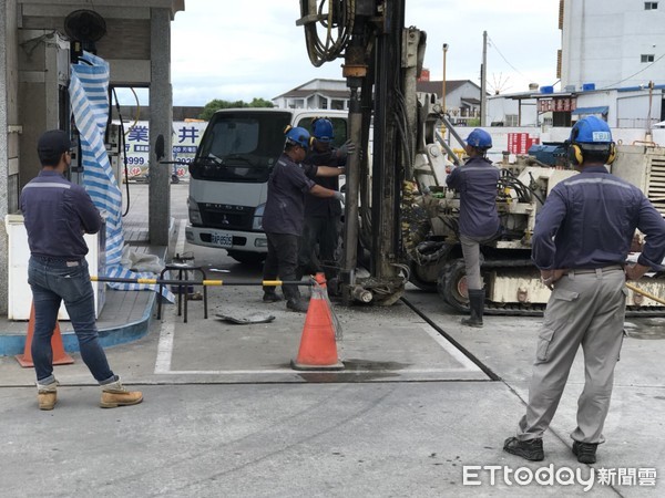 ▲中油公司綠島加油站油管漏油且延遲通報，台東環保局恐污染土壤及地下水，日前派員前往現場採樣送環保署檢測（圖／台東縣環保局提供，下同）