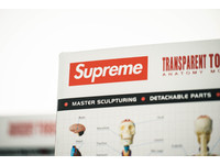 ▲Supreme人體模型。（圖／翻攝自Hypebeast、Amazon）