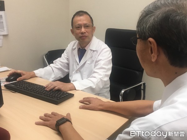 ▲書田診所何一成醫師,抽血,。(圖/記者嚴云岑攝)