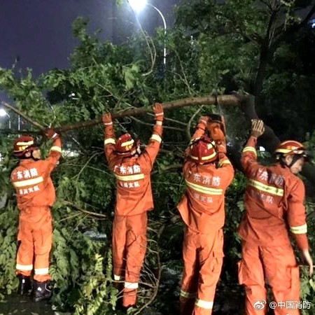 ▲▼請消防員幫忙拿鑰匙被拒！網友怒「拿納稅錢不做事」。（圖／翻攝自中國消防微博）