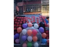 這些氣球則被她貼滿男友的車，除了七彩的裝飾之外，女網友還在車窗上黏便利貼。其他人紛紛笑說「應該會很驚，但有沒有喜就不知道了」、「感覺比較像驚嚇」。