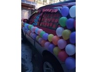 車頭和車窗則被黏滿黃、藍、紅色的便利貼；不過除了車頭的4張便利貼分別被寫上「生、日、快、樂」，其他紙上都沒寫字。