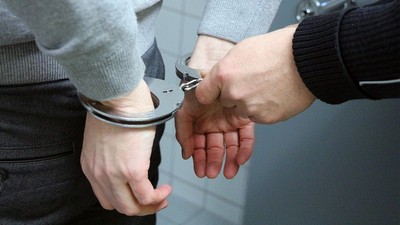 手握不明物+咆哮拒檢！超商男客遭警上銬　提9萬國賠遭駁回