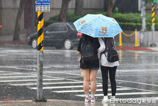 ▲▼下雨,雨天,天氣,豪大雨,雷陣雨,梅雨,降雨,氣象,行人。（圖／記者李毓康攝）