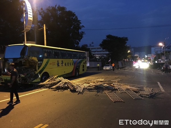 ▲▼南投市區民族路連環車禍。（圖／記者李忠憲翻攝）