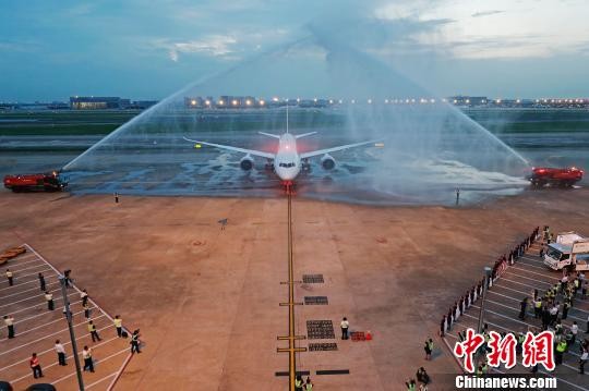 ▲▼中國東方航空公司最新引進的波音787-9飛機平安抵達上海虹橋機場             。（圖／翻攝自中新網）