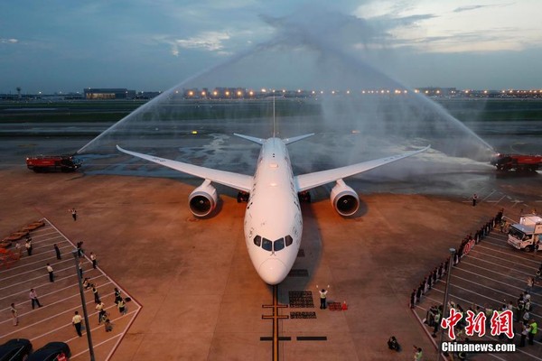 ▲▼上海航空為首架波音787-9舉行隆重的「水門儀式」。（圖／中新社）