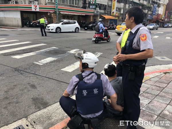 ▲▼一名男子在大街上持刀攻擊民眾，警方到場將他壓制。（圖／記者宋德威攝，下同）