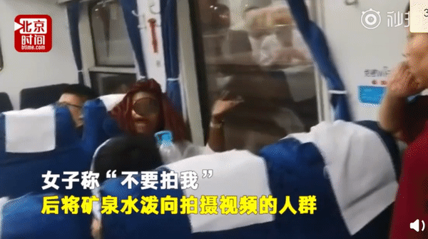 ▲▼外籍女子火車霸座，被拍攝後竟朝人群潑水。（圖／翻攝自北京時間）