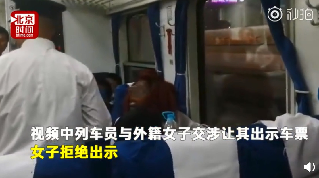 ▲▼外籍女子火車霸座，被拍攝後竟朝人群潑水。（圖／翻攝自北京時間）