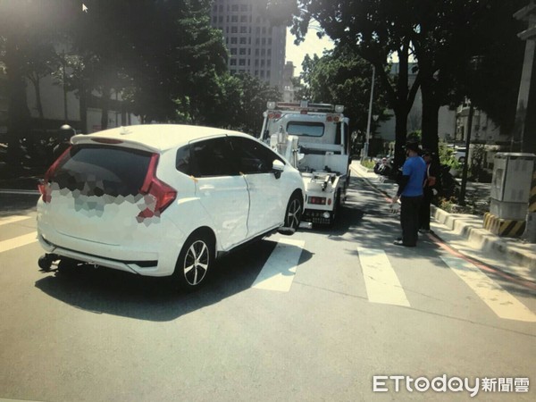 ▲陳姓女子車子被拖吊還被撞。（圖／記者陳玉翻攝）