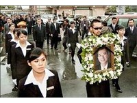 竹聯幫精神領袖陳啟禮，以及前總統馬英九母親秦厚修的告別式，都是由她親自伴全程。