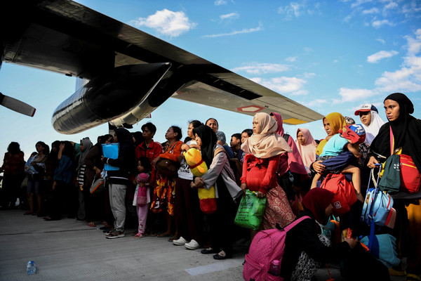 ▲▼印尼地震引發海嘯,帕盧市（Palu）機場大批災民等待離開。（圖／路透）