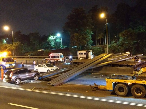 拖板車國道車禍，甩出十根鋼梁擊落對向兩車。（圖／翻攝自Facebook／爆料公社）