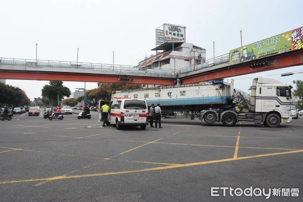 ▲雲林斗六市發生一起老翁被聯結車輾死車禍。（圖／記者唐詠絮翻攝，以下同）