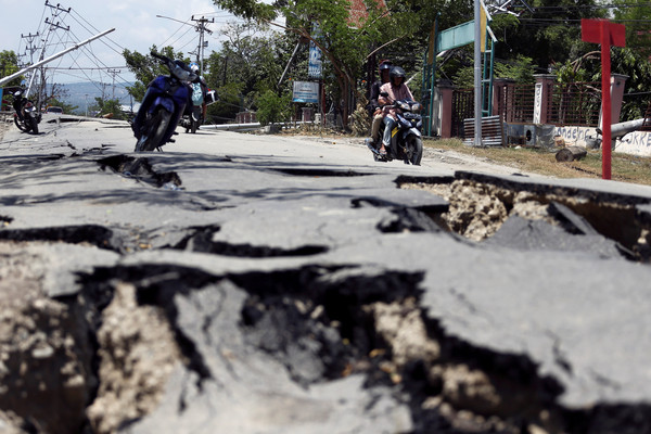 ▲▼印尼受災區的道路崩裂。（圖／路透）
