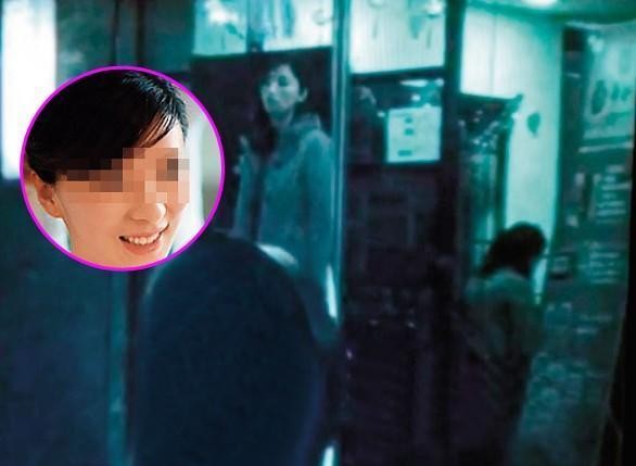 鄒女走出餐廳後,邱顯傑上前與她牽手,成為判賠鐵證。(翻攝畫面)