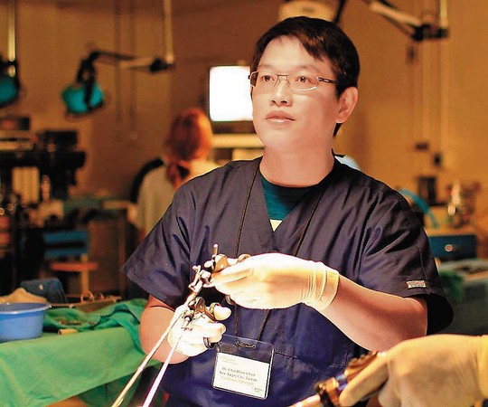 新北市左岸動物醫院院長邱顯傑外遇被抓包,遭妻求償「婚姻忠誠違約金」千萬元。(翻攝左岸動物醫院內視鏡微創手術中心臉書)