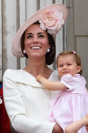 凯特王妃与夏绿蒂公主的默契亲子装 英国皇室