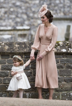 凯特王妃与夏绿蒂公主的默契亲子装 英国皇室