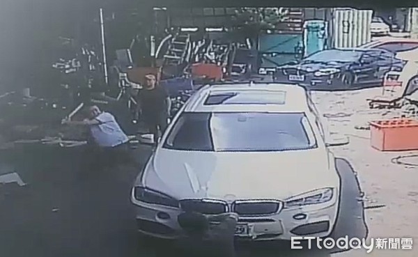 ▲▼顏男不滿對方不願出面協調,持球棒狠砸店。(圖/翻攝畫面)