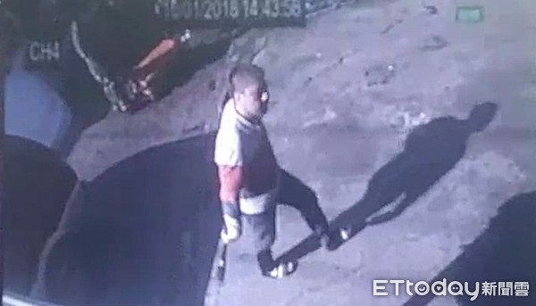 ▲▼顏男不滿對方不願出面協調,持球棒狠砸店。(圖/翻攝畫面)